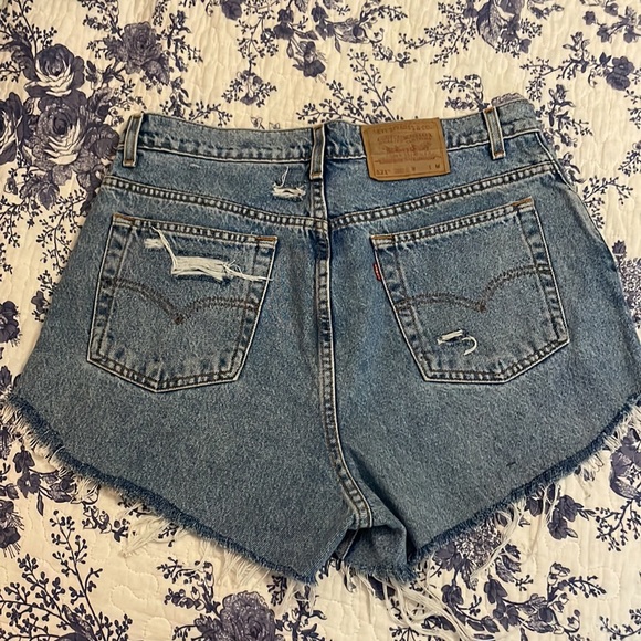 Vintage Levi Cutoffs 💙 - Picture 2 of 6